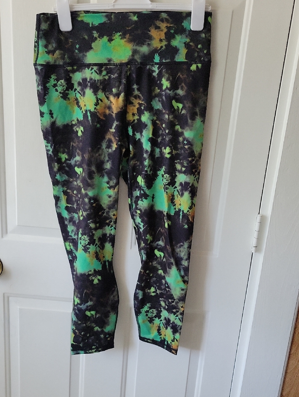 Tie-Dye Black and Green Athletic Crop Leggings